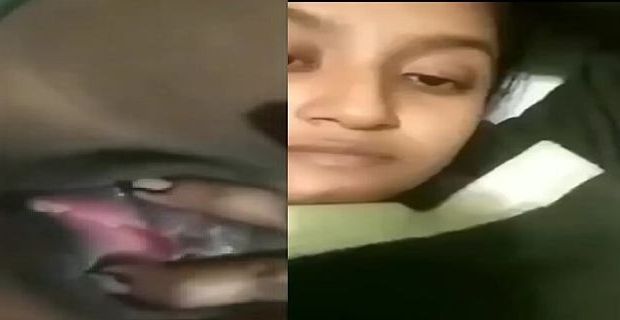 Hot bhabhi chut dikhayi aur fingering leaked